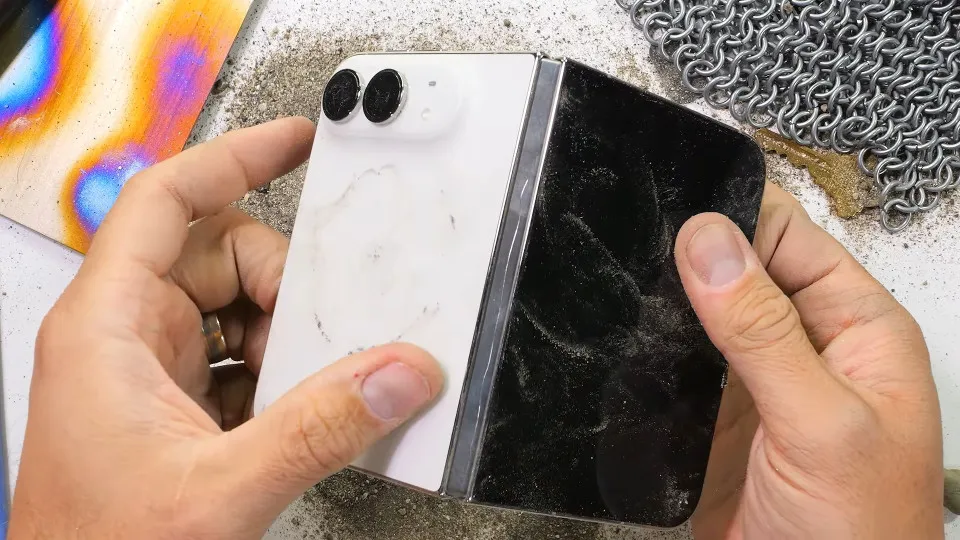 Teste extremo no YouTube destrói tela do iPhone Duo e revela fragilidade do aparelho