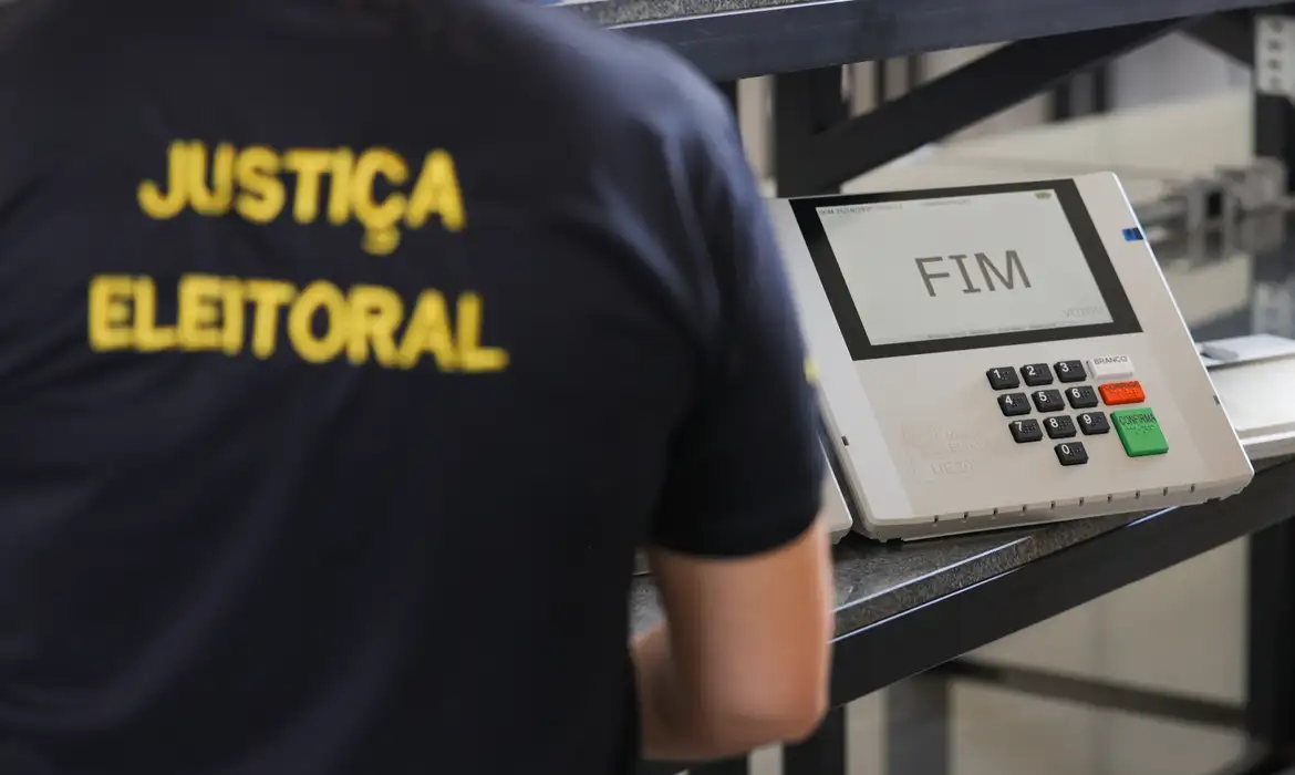 Trabalhador coagido politicamente pode denunciar prática criminosa nos canais oficiais