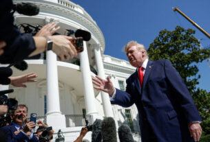 Trump afirma acompanhar eleições brasileiras de perto em meio a tensões diplomáticas
