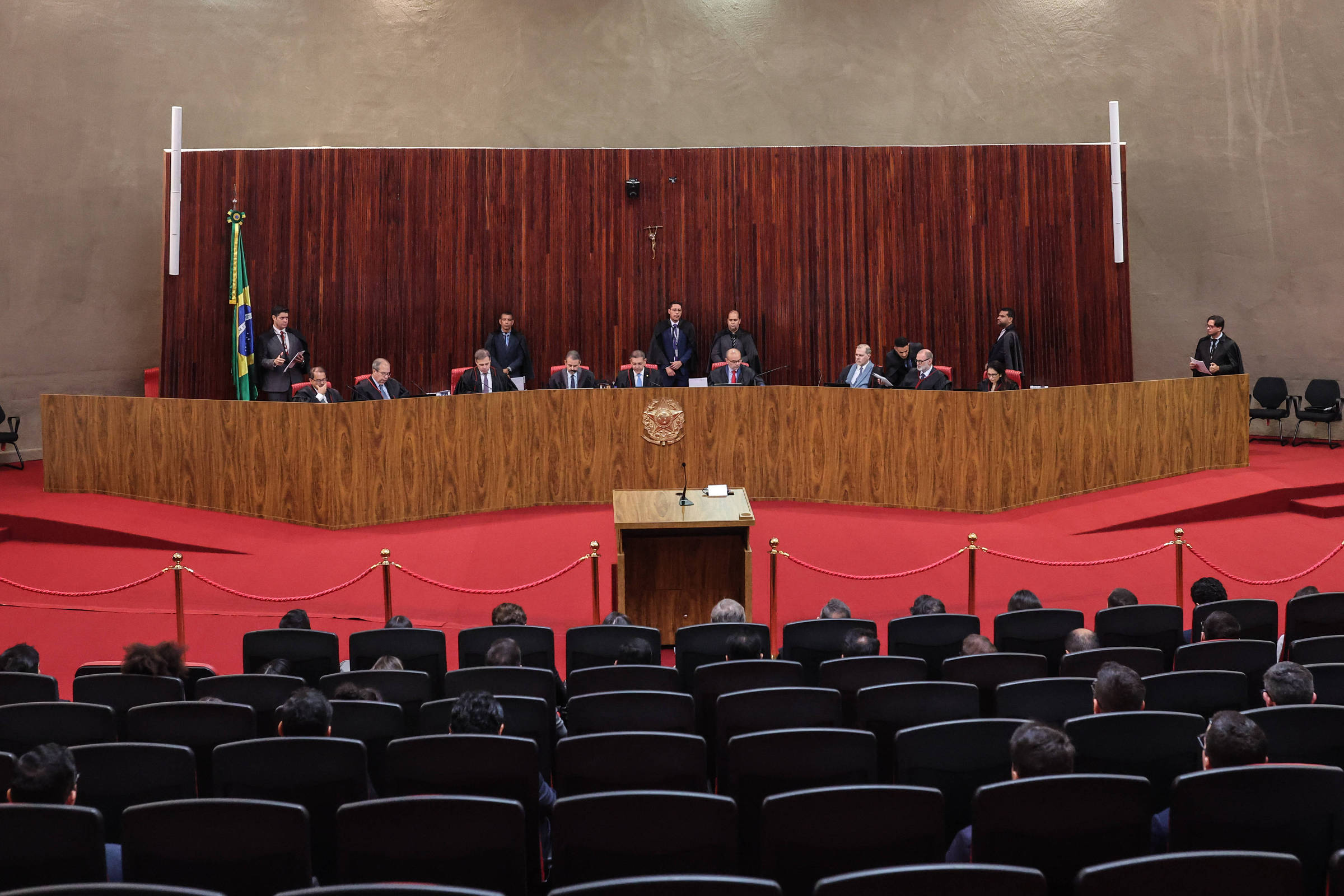 TSE define inelegibilidade para condenados por violência contra mulher
