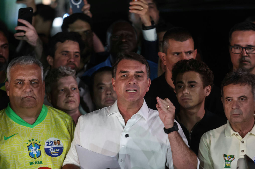 TSE desmente Flávio Bolsonaro e nega retirada de fiscais do PL da sala-cofre