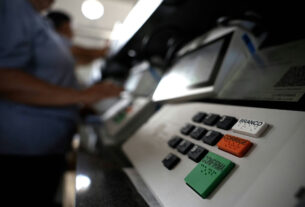 TSE inicia totalização de votos antes de paralisar após decisão do STF