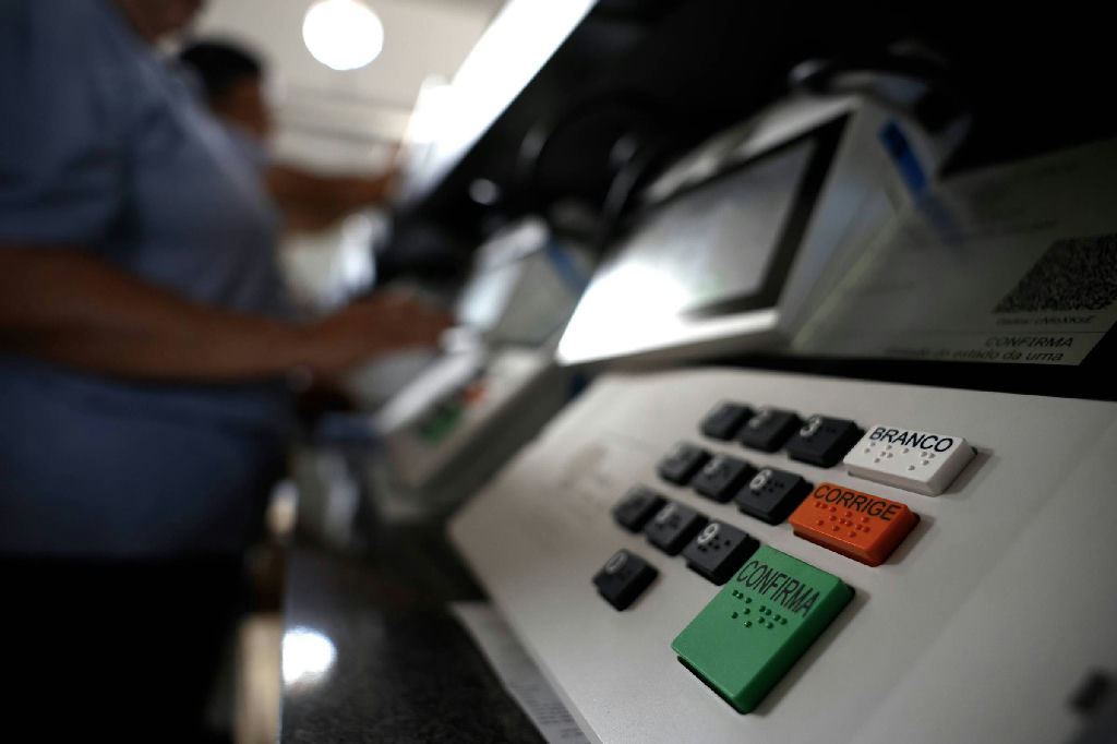 TSE inicia totalização de votos antes de paralisar após decisão do STF
