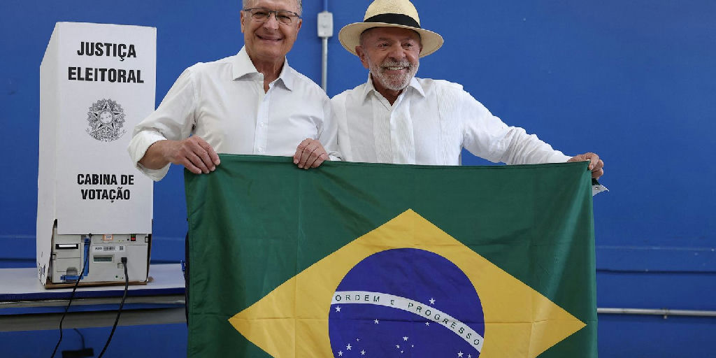 TSE ordena remoção de conteúdos falsos sobre Lula e a bandeira nacional