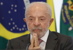 Van com identificação do MEC é flagrada em comitê de campanha de Lula em Brasília