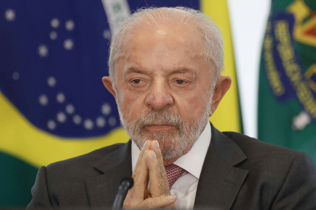 Van com identificação do MEC é flagrada em comitê de campanha de Lula em Brasília