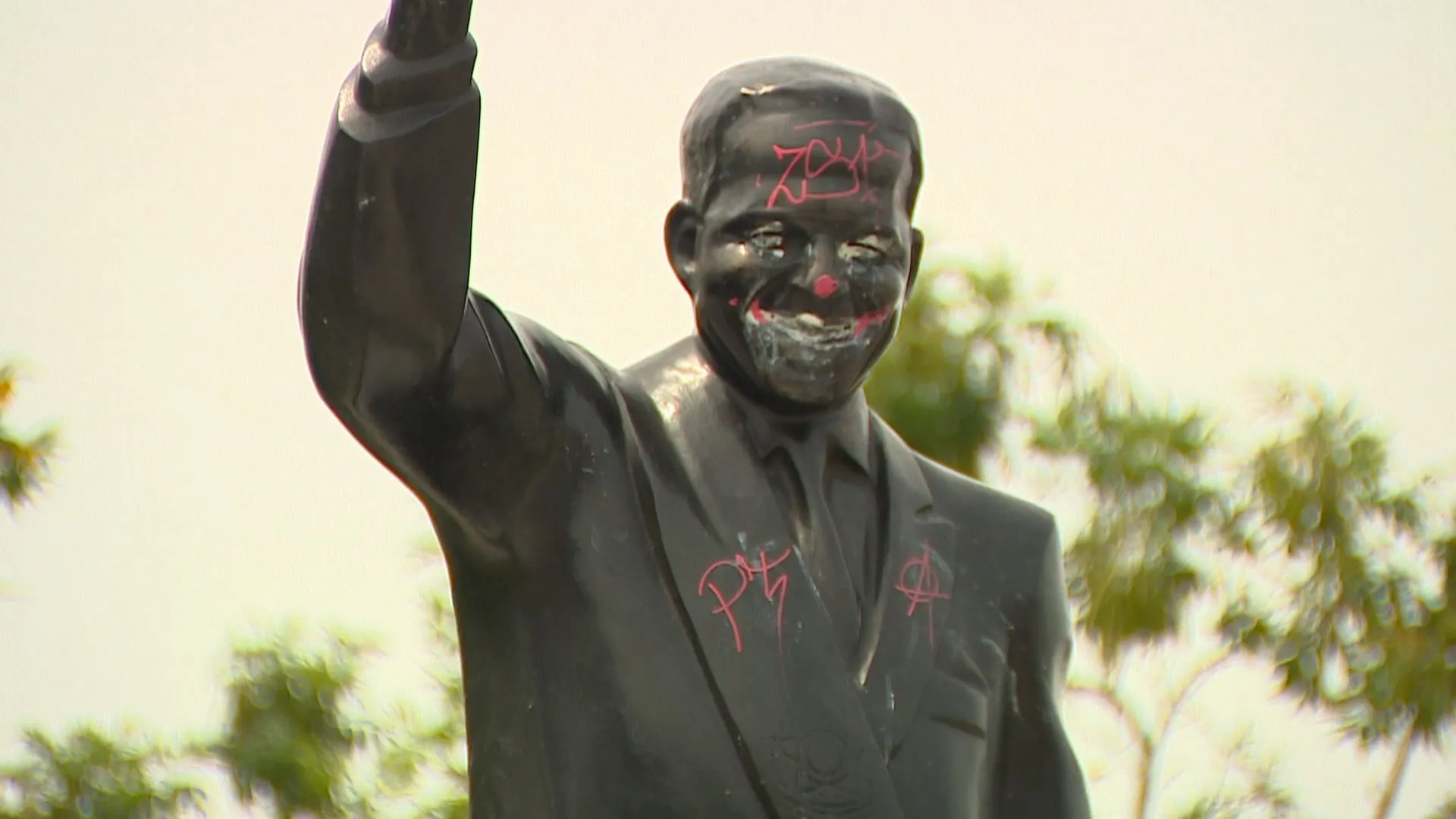 Vandalismo atinge estátua de João Goulart na orla de Porto Alegre e gera queixa à polícia
