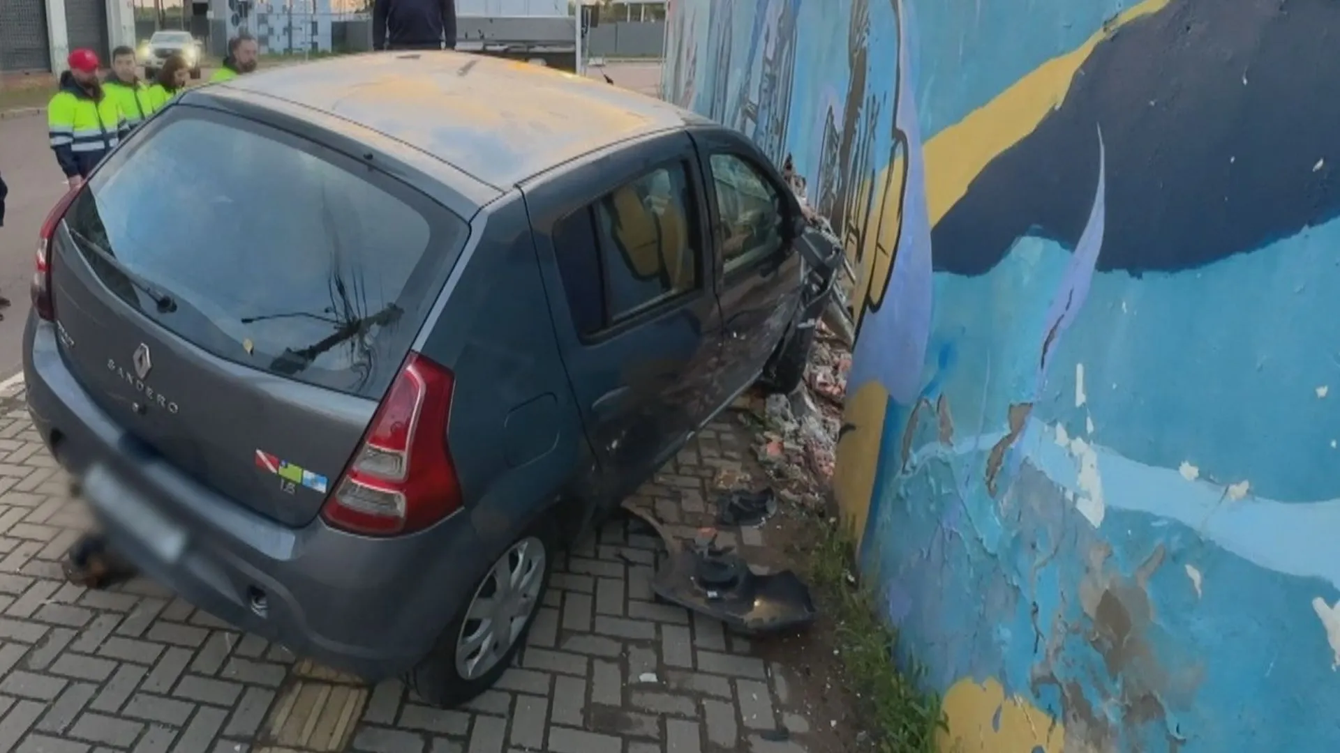 Veículo destrói muro e invade oficina mecânica após acidente em Porto Alegre