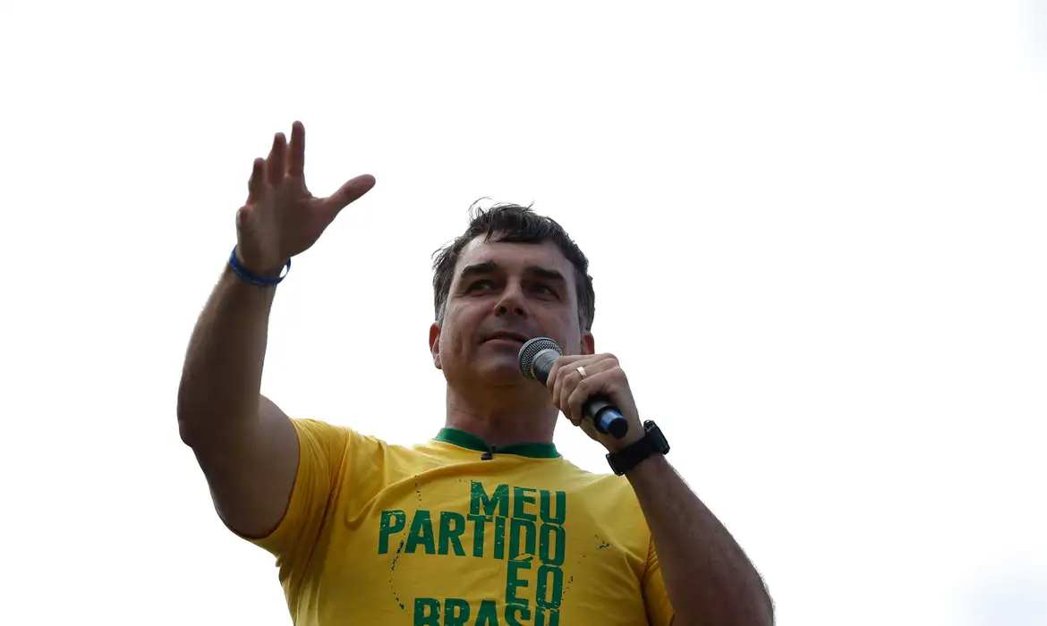Viagem de Flávio Bolsonaro aos Estados Unidos gera repercussão internacional