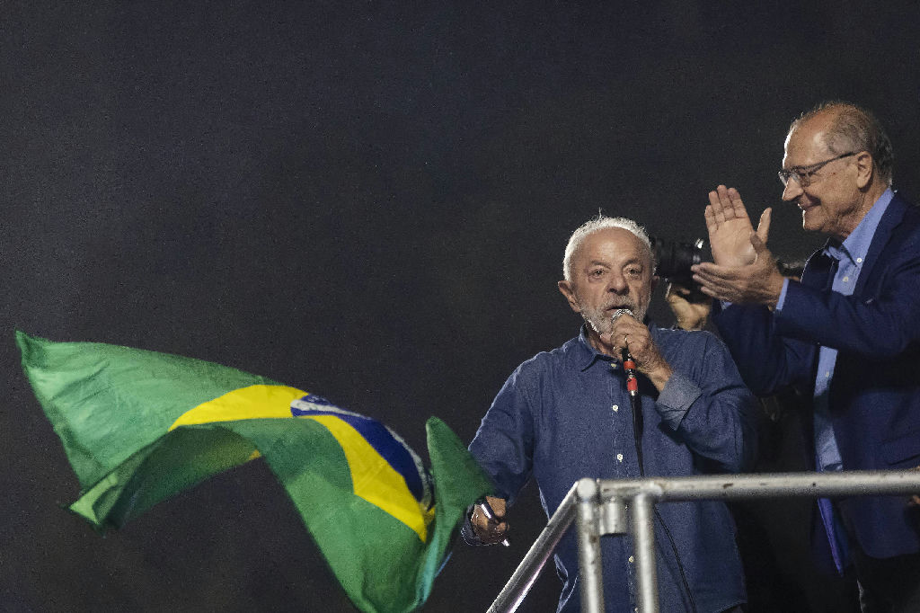 Vitória de Lula registra marcas históricas com virada e volume inédito de votos